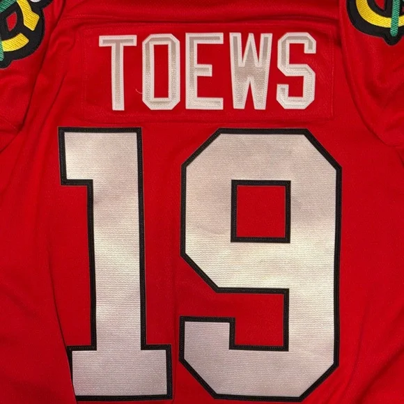 Fanatics Red Jonathan Toews Blackhawks Captain Jersey - Picture 9 of 9